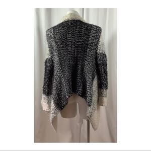 Carapace Cardigan Oversized Eyelash Knit Block Color Cream Grey Open